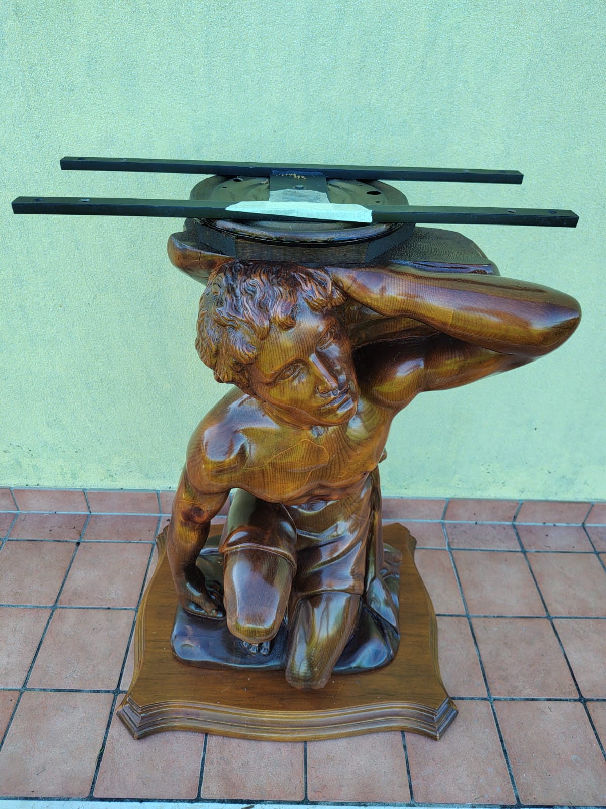 Tavolino Vintage con Scultura Atlante in Legno Massello – Anni ’60 – Base Artigianale con Piano Girevole