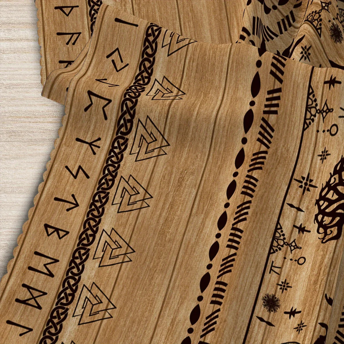 Tovaglia Rettangolare Decorativa con Simboli Nordici – Effetto Legno