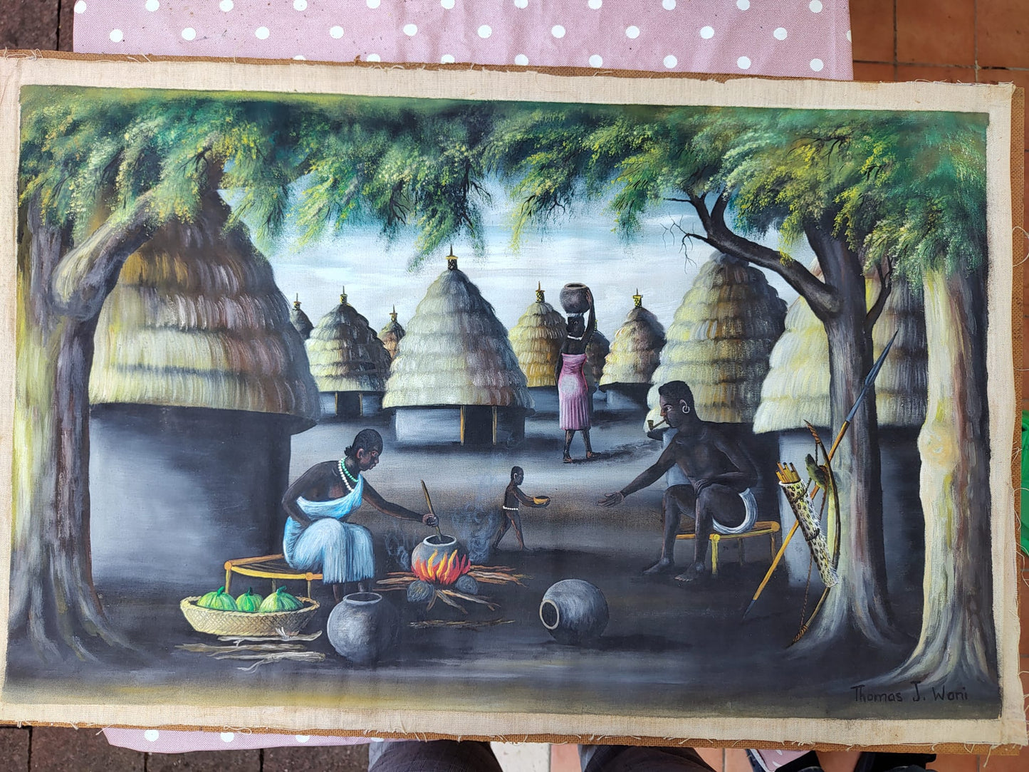 Dipinto Originale “Scena di Villaggio Africano” – Thomas J. Wani (80×50 cm) – Pezzo Unico