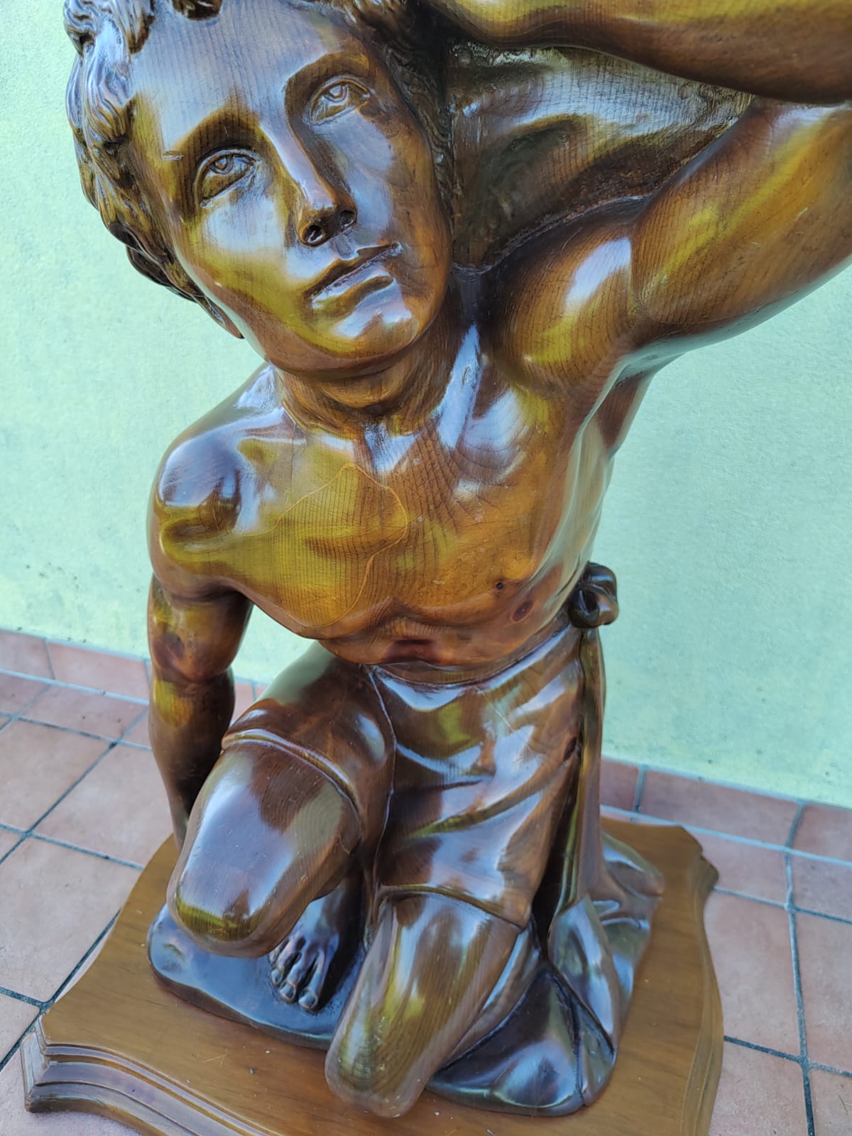 Tavolino Vintage con Scultura Atlante in Legno Massello – Anni ’60 – Base Artigianale con Piano Girevole