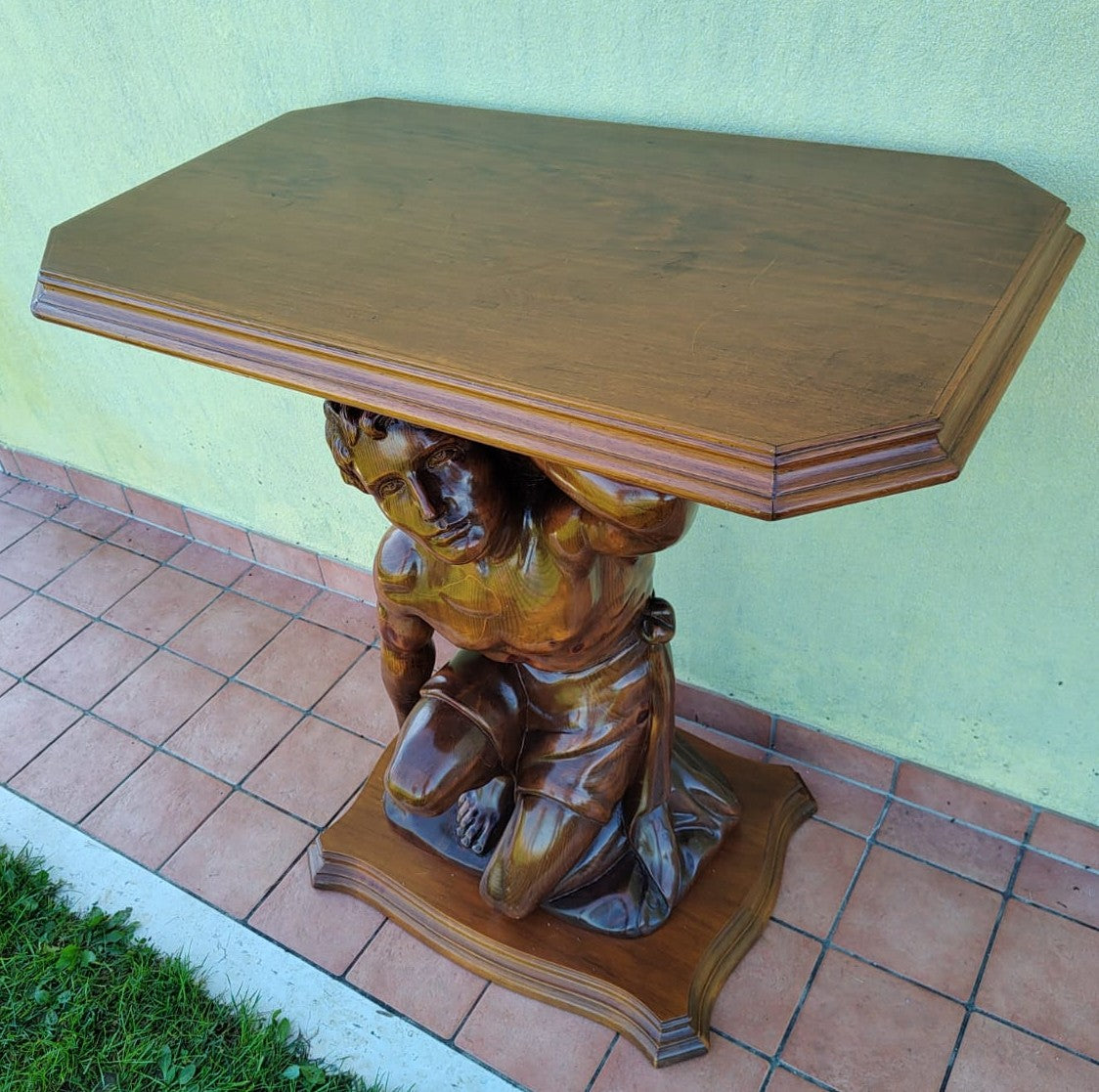 Tavolino Vintage con Scultura Atlante in Legno Massello – Anni ’60 – Base Artigianale con Piano Girevole