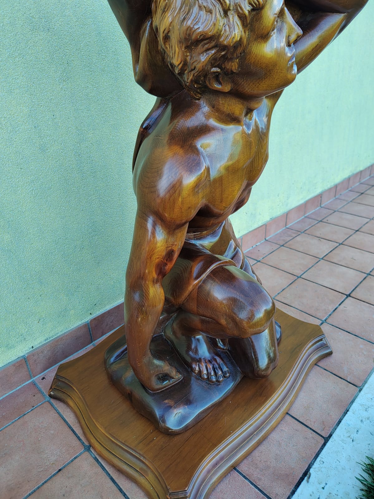 Tavolino Vintage con Scultura Atlante in Legno Massello – Anni ’60 – Base Artigianale con Piano Girevole